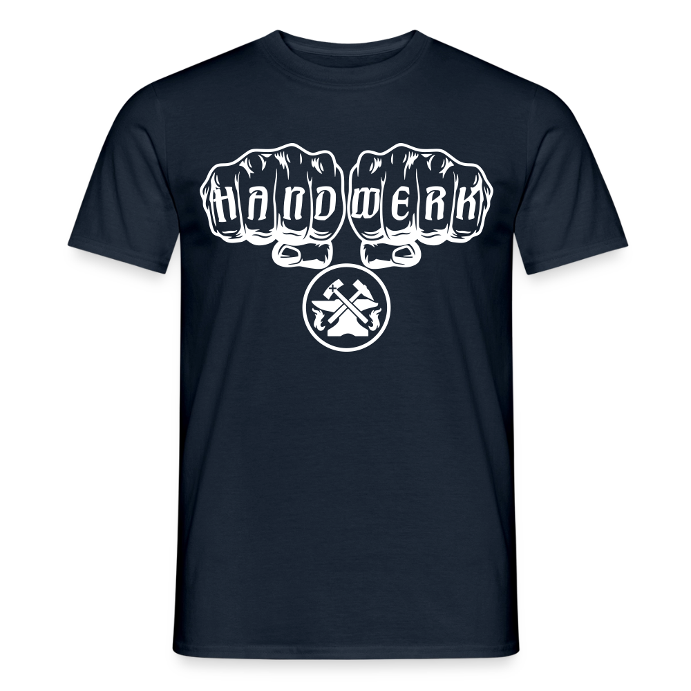 Unisex T-Shirt "Metallbauer" von Spreadconnect, männliches Modell trägt das schwarze T-Shirt mit Druck, Nahaufnahme des Designs