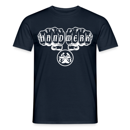 Unisex T-Shirt "Metallbauer" von Spreadconnect, männliches Modell trägt das schwarze T-Shirt mit Druck, Nahaufnahme des Designs