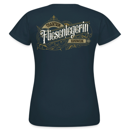 Weißes Frauen T-Shirt von Spreadconnect mit nostalgischem Fliesenlegerin-Design, bequem und vielseitig für den Alltag.