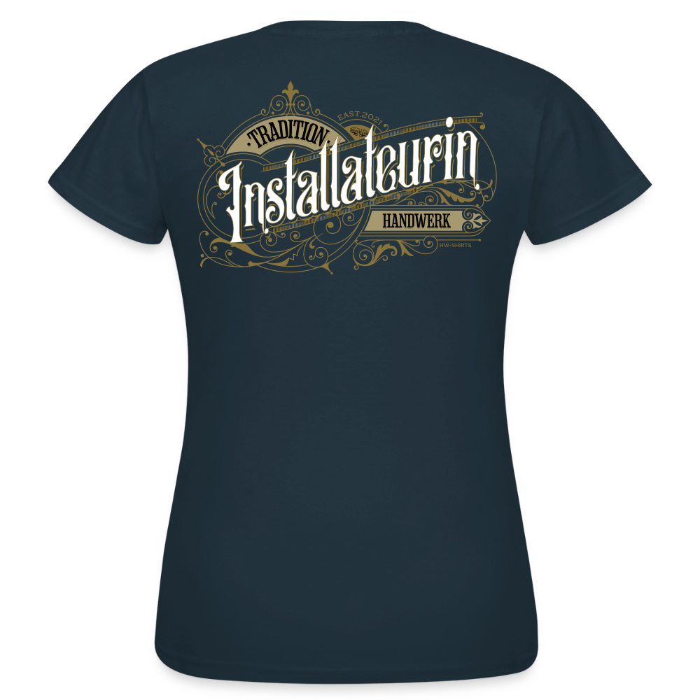 Damen T-Shirt "Installateurin"-Nostalgie von Spreadconnect, weißes T-Shirt mit nostalgischem Installateurinnen-Design, frontal sichtbar