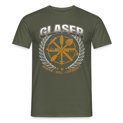 Unisex T-Shirt von Glaser, Tradition, mit einfachem Design, getragen von einem Mann, aus weichem Stoff, auf weißem Hintergrund.