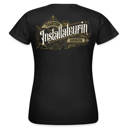 Frauen T-Shirt "Installateurin" von Spreadconnect mit nostalgischem Design, zeigt eine stilisierte Installateurin auf weißem Stoff