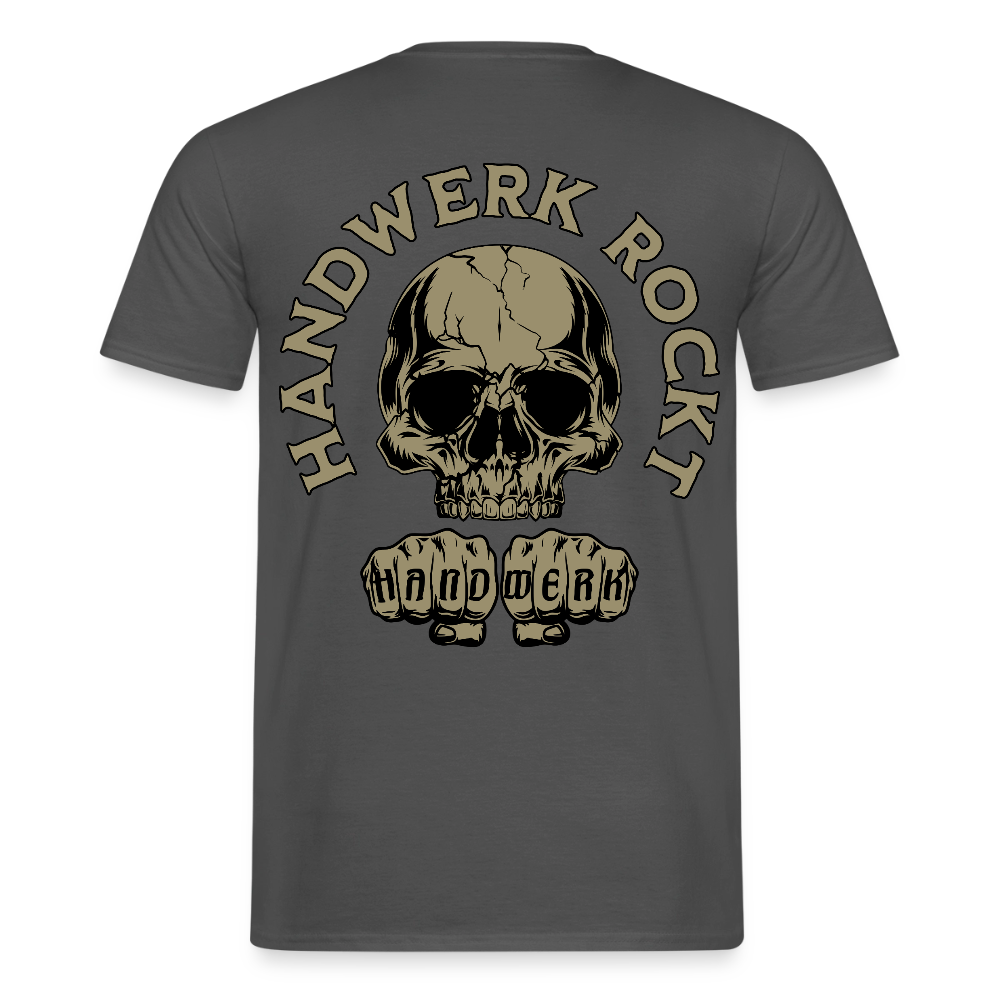 Unisex T-Shirt "Handwerk-Rockt" von Spreadconnect, beidseitig bedruckt, mit handwerklichem Design, für Männer getragen.