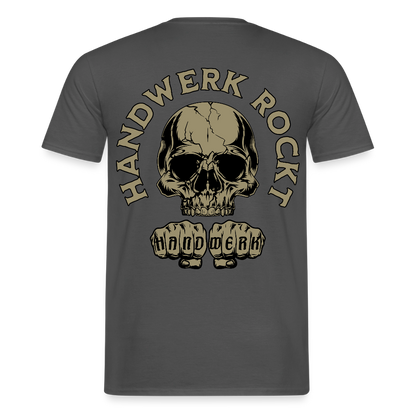 Unisex T-Shirt "Handwerk-Rockt" von Spreadconnect, beidseitig bedruckt, mit handwerklichem Design, für Männer getragen.