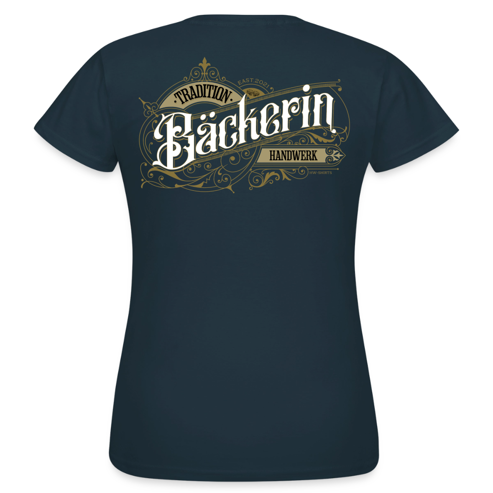 Frauen T-Shirt "Bäckerin"-Nostalgie von Spreadconnect, weiß mit Vintage-Design, zeigt eine Bäckerin mit Backutensilien.