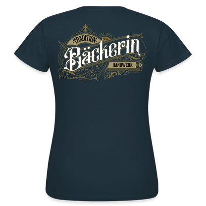 Frauen T-Shirt "Bäckerin"-Nostalgie von Spreadconnect, weiß mit Vintage-Design, zeigt eine Bäckerin mit Backutensilien.
