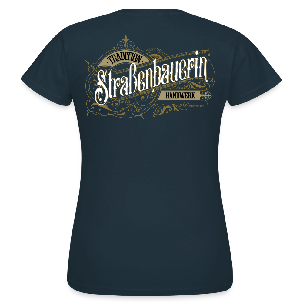Frauen T-Shirt "Straßenbauerin"-Nostalgie von Spreadconnect, weiße Baumwollshirt mit Vintage-Design, detailreiche Druckgrafik.