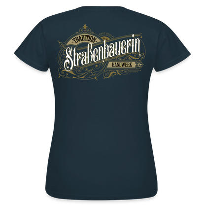 Frauen T-Shirt "Straßenbauerin"-Nostalgie von Spreadconnect, weiße Baumwollshirt mit Vintage-Design, detailreiche Druckgrafik.