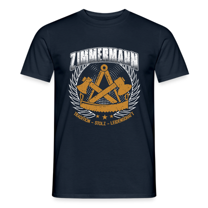 Unisex Tradition Zimmermann Männer T-Shirt in Baumwolle, mit traditionellem Muster und bequemem Schnitt, auf weißem Hintergrund.