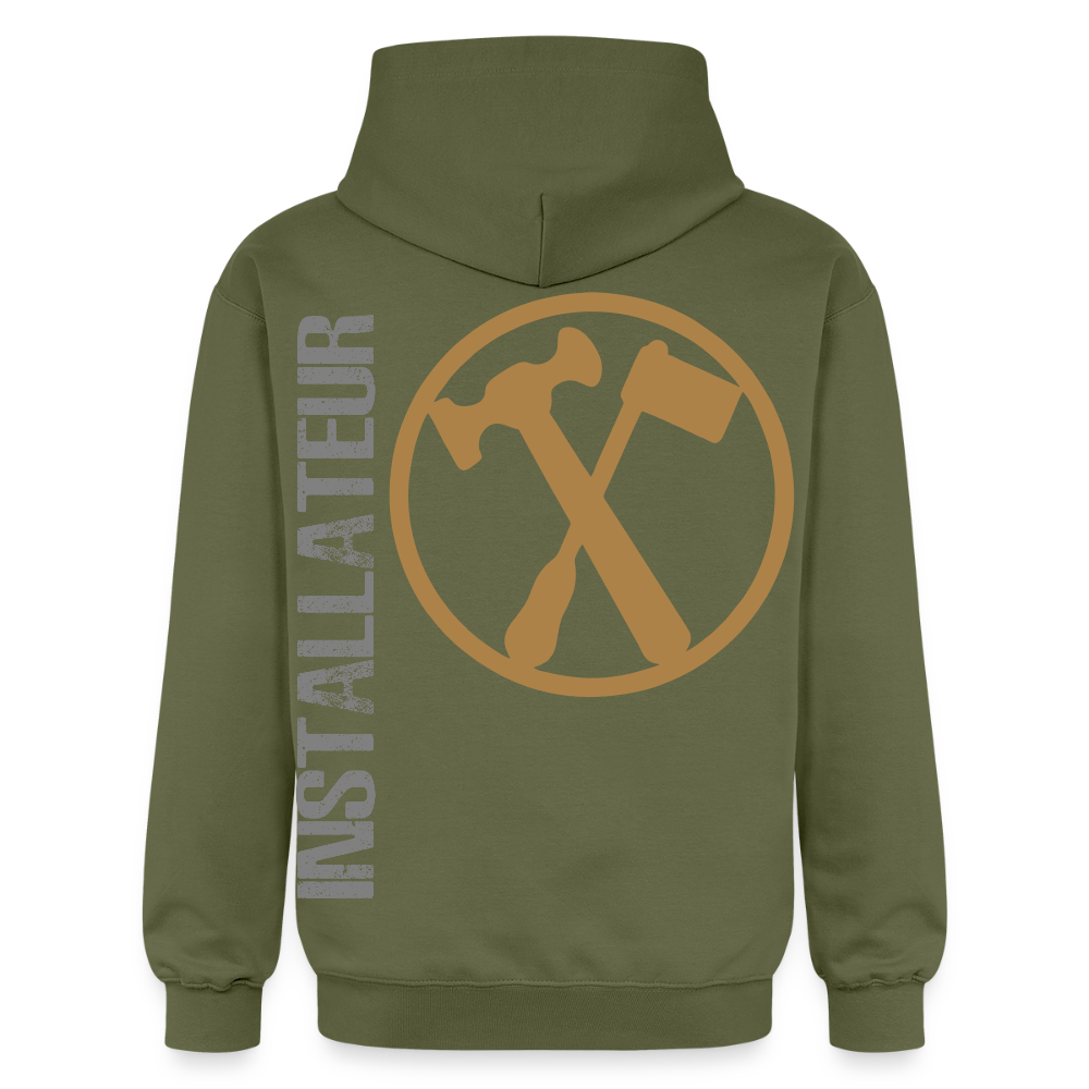Gildan Unisex Softstyle® "Installateur" Militärgrün Gildan Unisex Softstyle® Midweight Hoodie {{ color }}