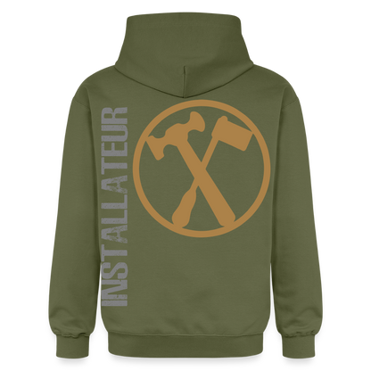 Gildan Unisex Softstyle® "Installateur" Militärgrün Gildan Unisex Softstyle® Midweight Hoodie {{ color }}