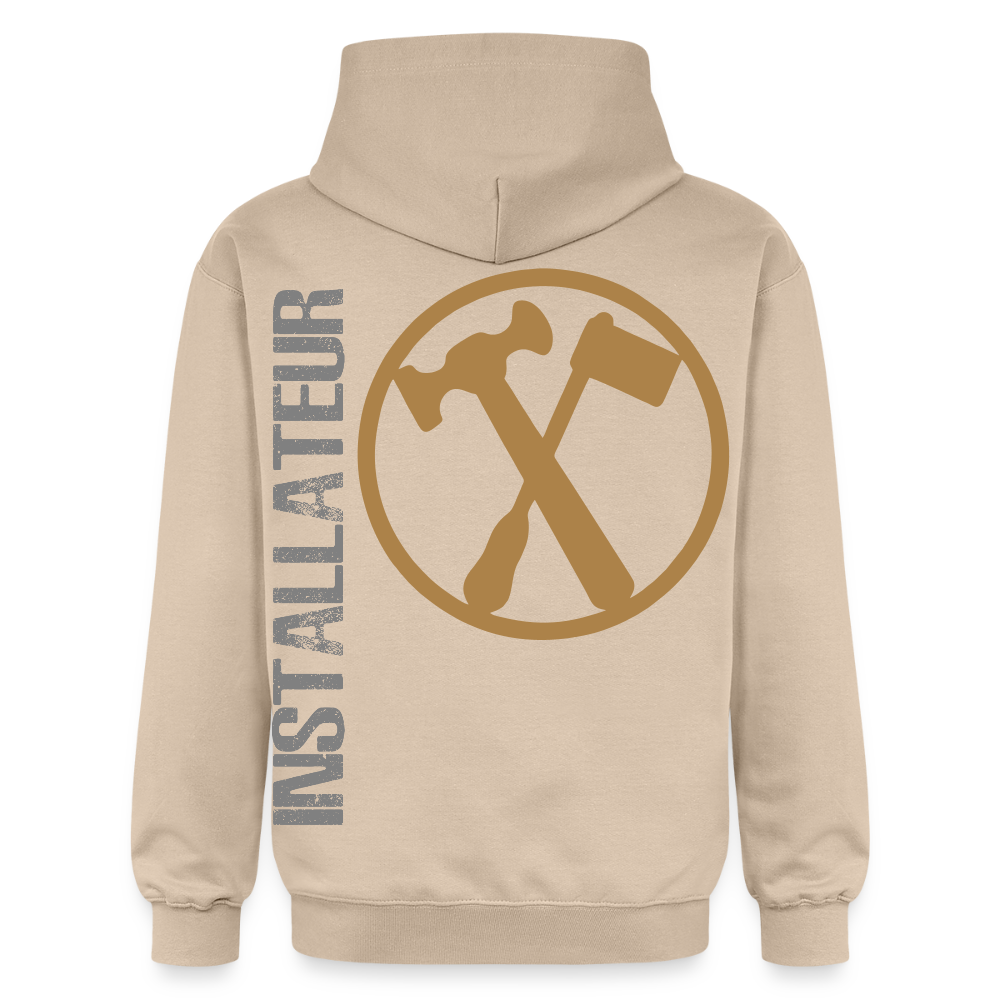 Gildan Unisex Softstyle® "Installateur" Sand Gildan Unisex Softstyle® Midweight Hoodie {{ color }}